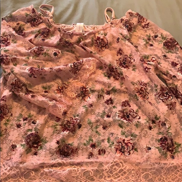 XL off the shoulders flower shirt - Picture 2 of 2